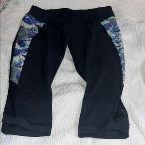 Women’s Black and Blue Patterned Cropped Leggings